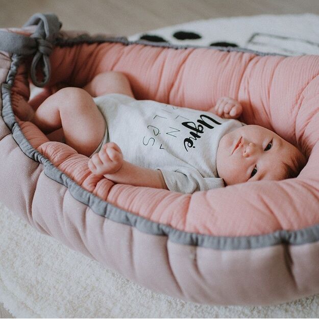 Sleep Nest Multifunctional Reversible Baby Cocoon Farbe:White Stars/Grey LULANDO Baby- Nest 